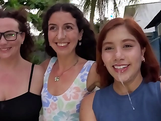 Orgia con tre ragazze e due ragazzi, scopate a turno e sperma principalmente sui loro volti - Public Cumwalk