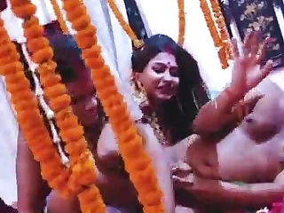 Tharki Burha Nikala Suhagraat manane apne teen nai nawali Biwiyon ke sath aur Kia Kand ( Hindi Audio )