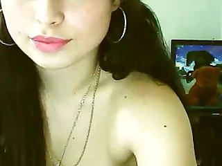 Cute cam babe fingers her pussy and ass