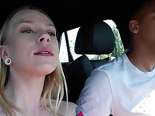 Почти поймали пожилых людей, проходивших мимо, пока темнокожий чувак трахал меня в своей машине chrystal sinn полный концерт - missdeep com