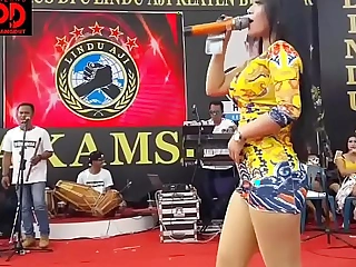 Tarian putus asa Indonesia - sintya riske yang cantik menari liar di atas panggung