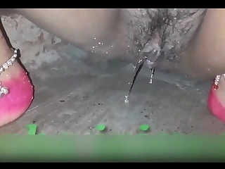 دیسی نے اسے سخت چودا، اس کا پیشاب کیا، ہندی آڈیو