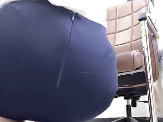 办公室里的老师引诱你躲在桌子底下