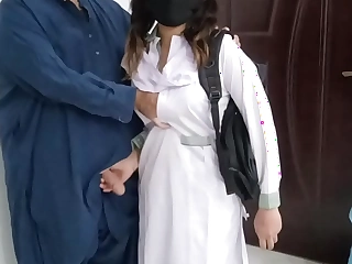 দেশী পাকিস্তানি স্কুল গার্ল তার সৎ বাবার চোদাচুদি করে