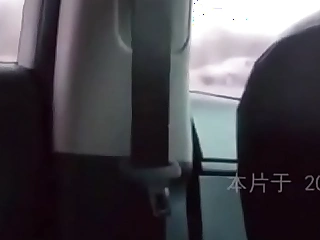 রাস্তার ধারে একটি গাড়িতে যুবতী
