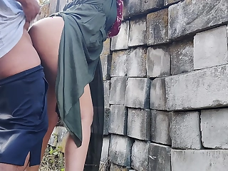 Istri Indonesia Bercinta di Luar Ruangan.