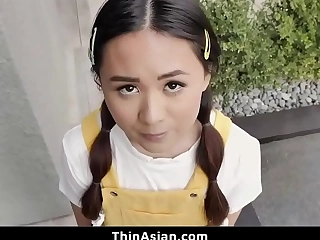 Adolescente asiática bonitinha sendo fodida pelo casal vizinho