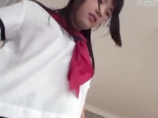 सौतेली माँ ने सौतेले बेटे को एक गड़बड़ के साथ पकड़ा, जिससे उसे जल्दी से सह करने में मदद मिली, मुख्य रूप से ब्रश की चूत में, जबकि ब्रश पति घर पर है