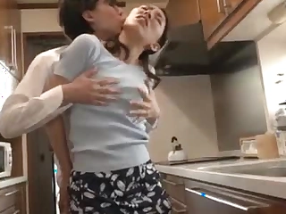 Trong lúc con gái đi vắng, mẹ cô đã nhận được một chiếc bánh kem từ bạn trai của con gái mình.