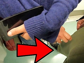 지하철에서 정체불명의 여자가 내 성기를 만지다
