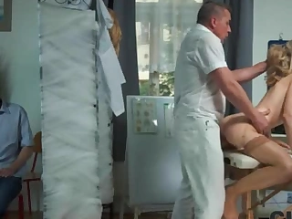 Médico ousado penetra a vagina molhada de uma esposa tcheca de meia-calça, antes que seu marido a traia e economize dinheiro na clínica.