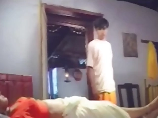 जवान लड़का मदहोश होकर मल्लू आंटी पर धावा बोल रहा है