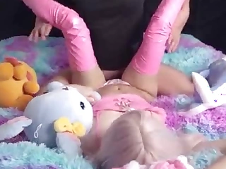 Она — покорная маленькая куколка папы.