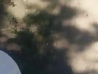 Ratu seks luar yang sangat berani 'Mina' menjalin hubungan dengan seorang lelaki slut untuk seks oral di bangku taman, kemudian, dengan nafsu yang membara, mereka masuk ke dalam hutan untuk sesi berdiri sepenuhnya tanpa kondom, diikuti dengan ejakulasi yang tidak terkawal di dalam.