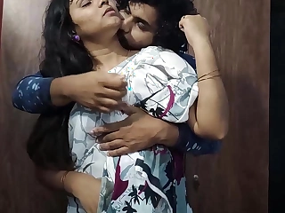 যখন সে তার নিজের খুর দিয়ে পোশাক থেকে দূরে সরে গেল - আমি সম্পূর্ণরূপে নিয়ন্ত্রণে ডুবে গেলাম!