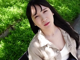 Màn đấu quyền anh thâu đêm suốt sáng đầy kịch tính với một nữ nhân viên bán hàng người châu Á xinh đẹp, có cảnh xuất tinh vào miệng và những cực khoái bùng nổ được quay từ góc nhìn người thứ nhất.