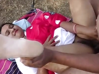 Indian Bhabhi In Jungle Sucking Boyfriend Cock On Her First Date And Fucked