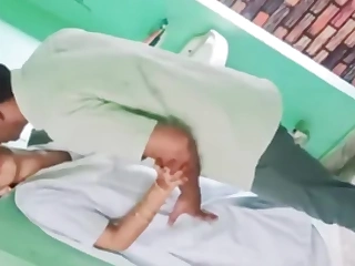 Gadis perawan India di perguruan tinggi pertama kali berhubungan seks.