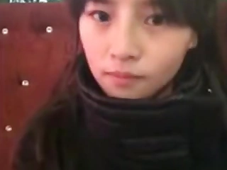 Seorang wanita muda Tionghoa dengan lekuk tubuh yang menawan menari dengan menggoda, menanggalkan pakaiannya secara sensual, dan mengeksplorasi ramuan herbal alaminya melalui webcam.