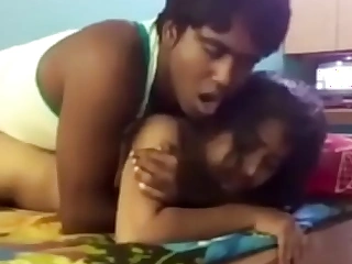 হিন্দু কাজের মেয়ের ভোদা আর পাছা চুদে অনেক মজা