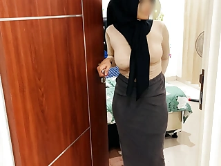 我朋友妈妈的厚头巾很漂亮。