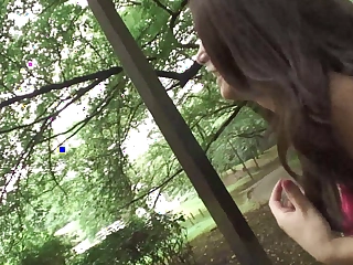 Kleine asiatin 23 Jahe laesst sich im restaurant die behaarte Pussy lecken