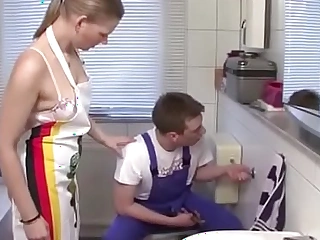 Mutti ueberredet den azubi handwerker ihren arsch zu ficken