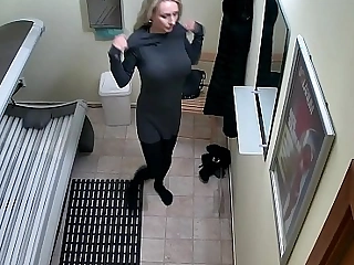 Красивая большая сиськи мамаша в общественном соларии