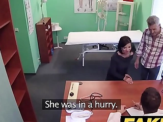 Фейк больница чешка доктор кончает за роговой первый и главный жены тугая киска