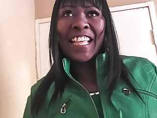 MILF africaine dans le sexe interracial brutal